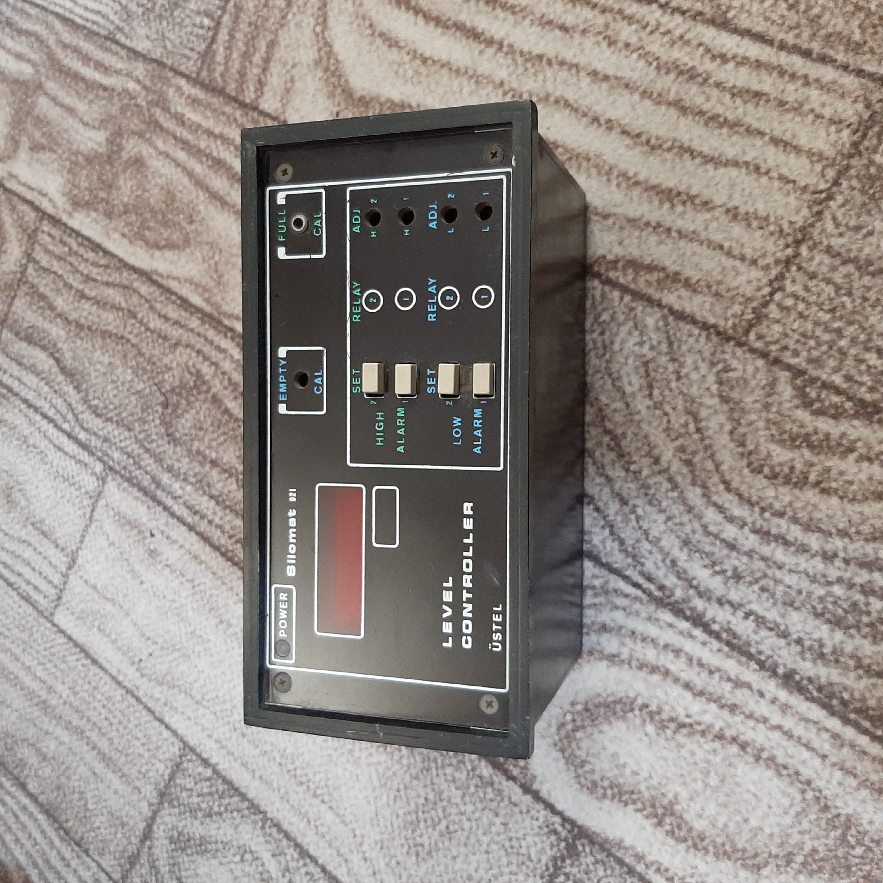 کنترل‌کننده سطح مایعات ÜSTEL Silomat 821