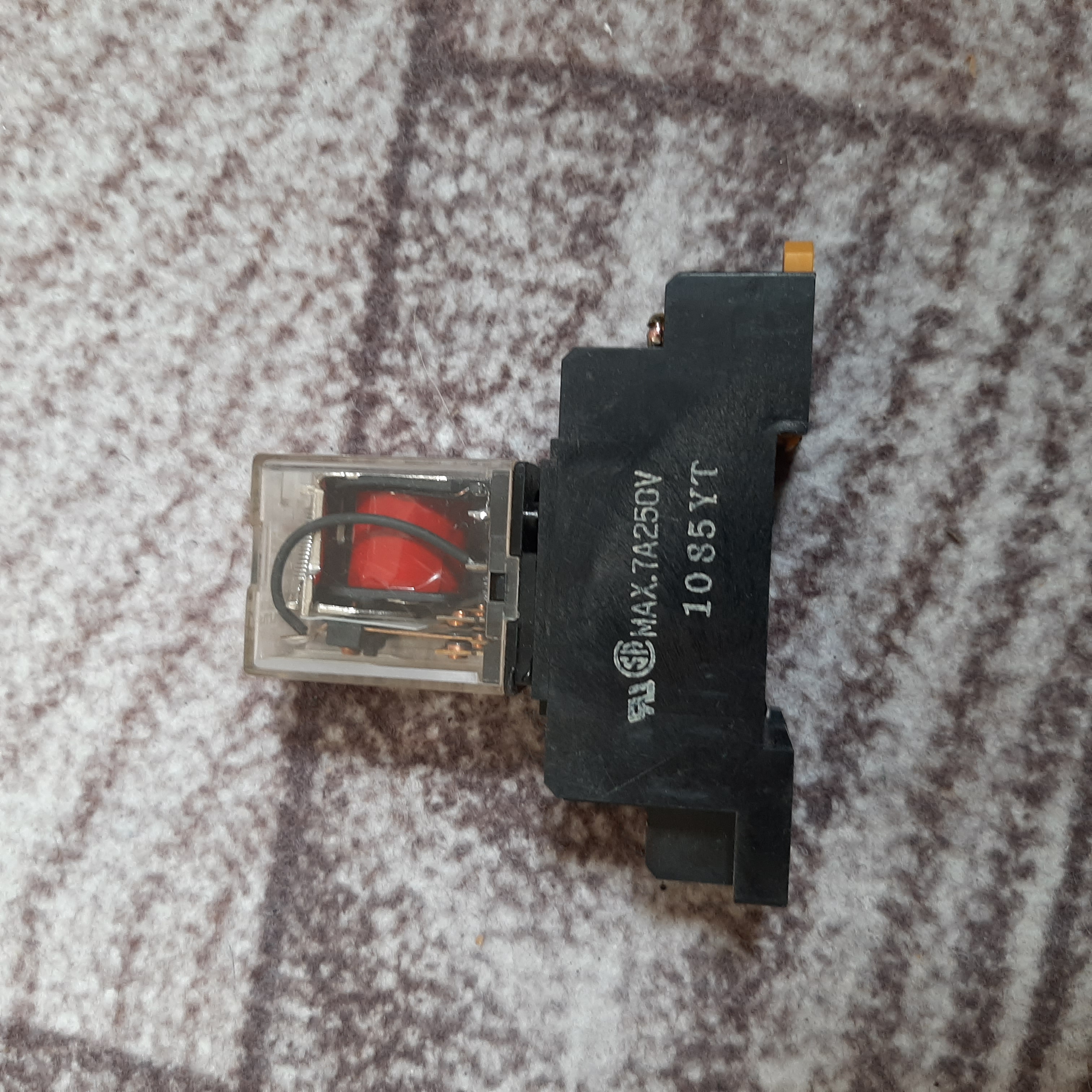 رله صنعتی FUJI ELECTRIC مدل HH52P DC24V