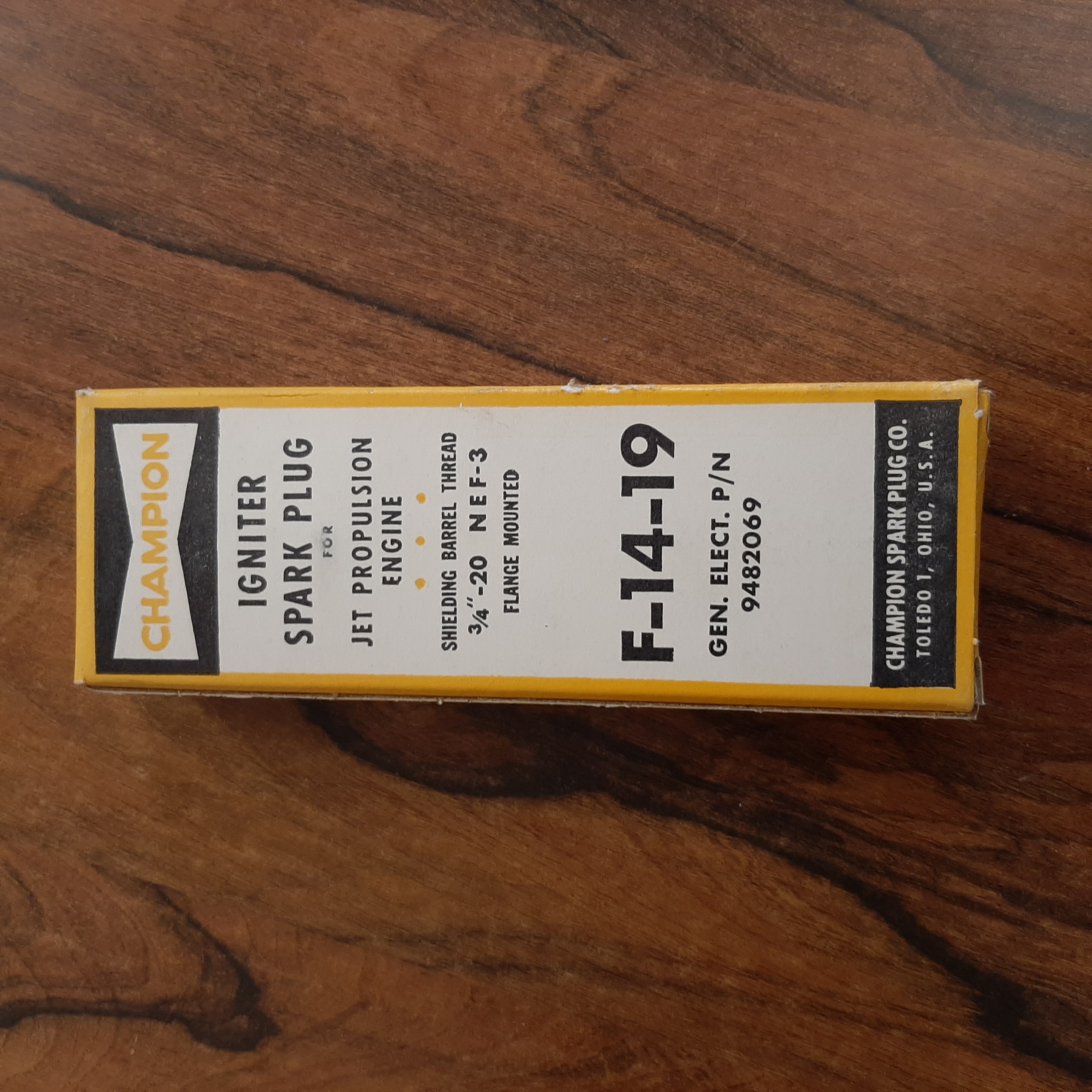 شمع جرقه‌زن موتور جت Champion F-14-19 (Igniter Spark Plug)
