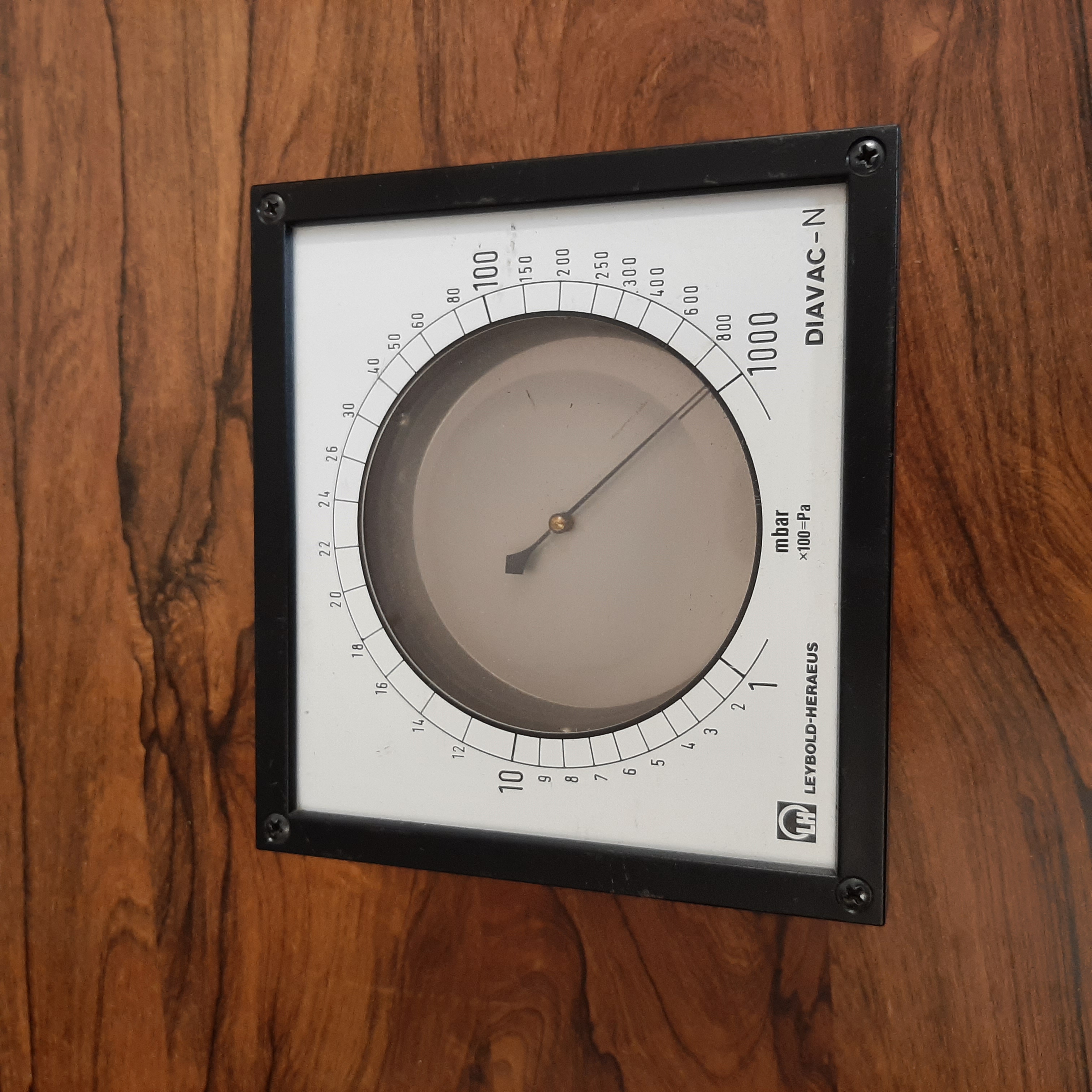 گیج خلأ عقربه‌ای LEYBOLD-HERAEUS DIAVAC-N
